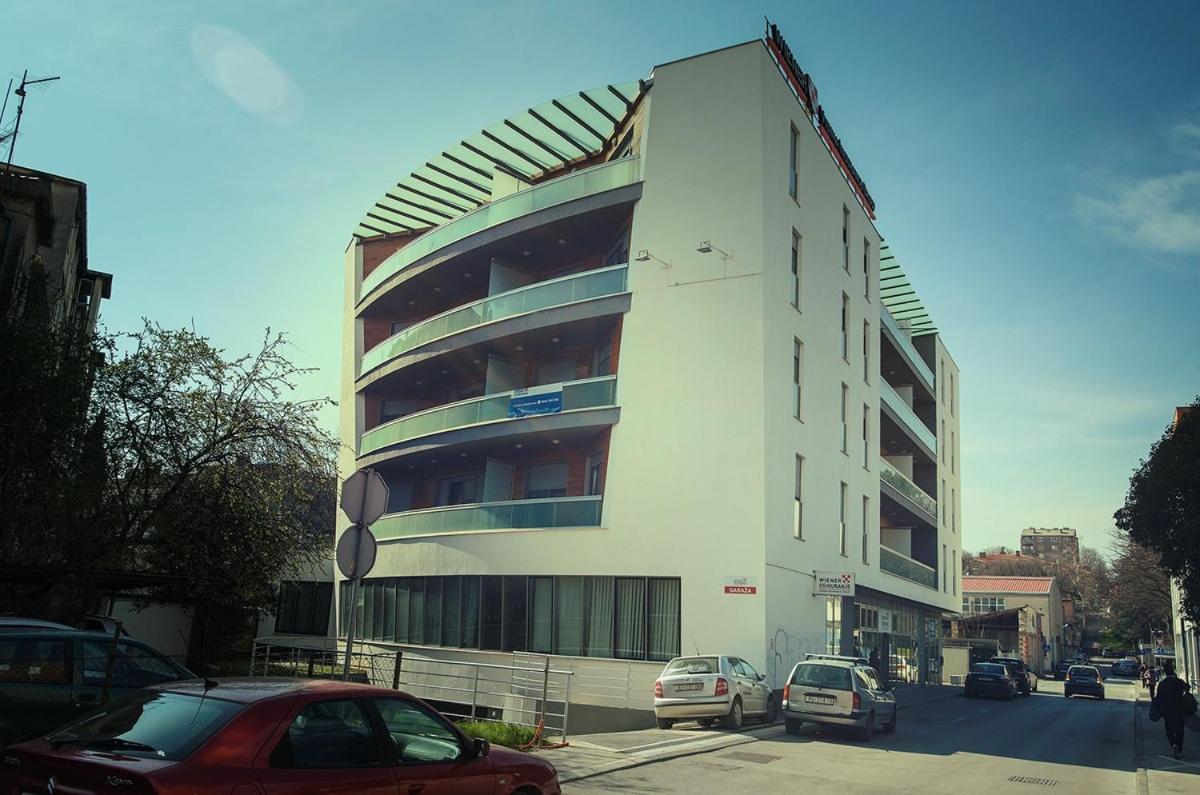 Business Apartment *